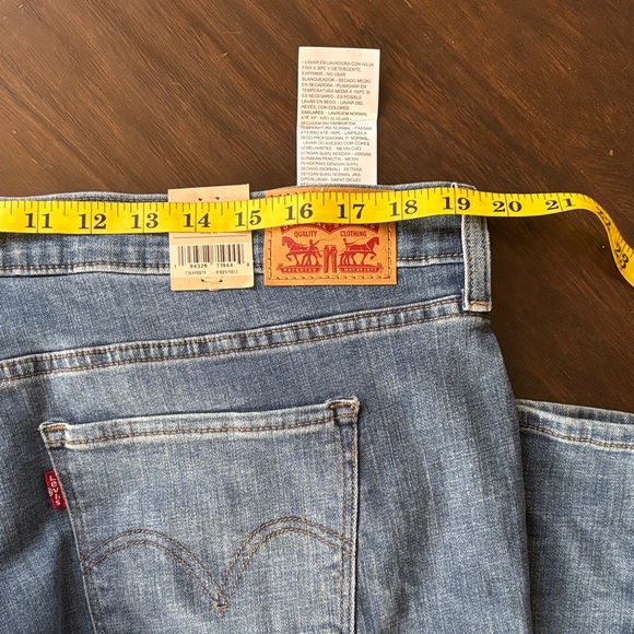 Levi's Relaxed Fit Light Blue Jeans - Picture 5 of 6